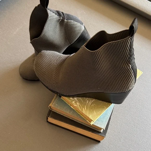 CHARLESTON SHOE CO. Textured Gray Ankle Booties - Picture 4 of 5